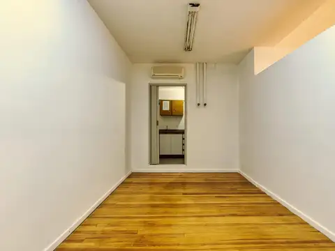 Oficina 8 ambientes con 2 baños