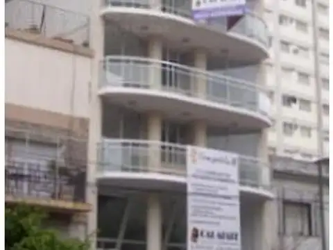 VENTA COCHERA CUBIERTA EN EDIFICIO PARA COCHE CHICO/MEDIANO