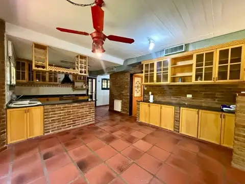 Casa en Venta con 5 cocheras