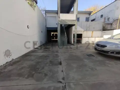 62 entre 1 y 2. Cochera en venta