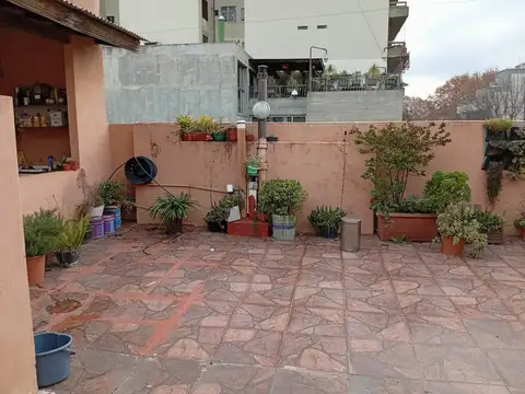 PH 1º piso de 3 ambientes al frente con amplia terraza
