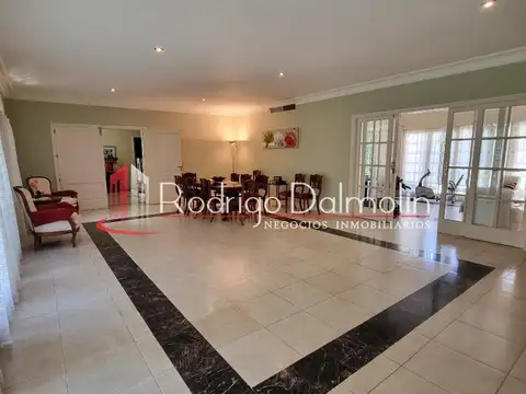 Casa en Venta con 7 cocheras