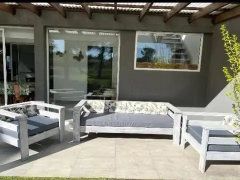 Casa 5 ambientes con 4 baños