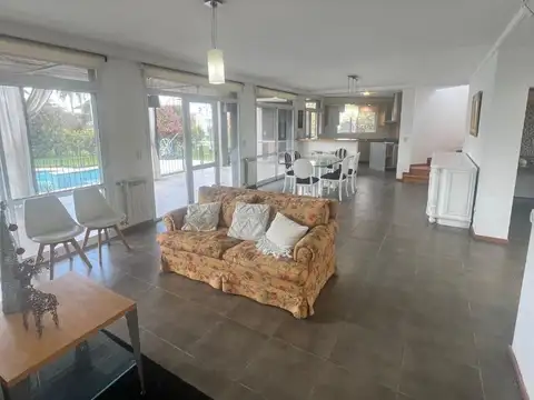 Casa 4 ambientes con 3 baños
