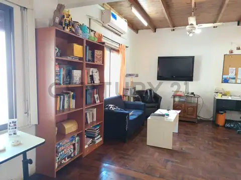 VENTA PH AL FRENTE A RECICLAR  2 AMB LUMINOSO EN FLORES.