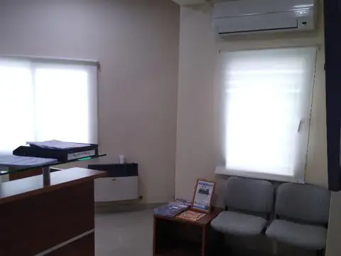 Excelente casa en dos plantas de 5 ambientes con 3 baños