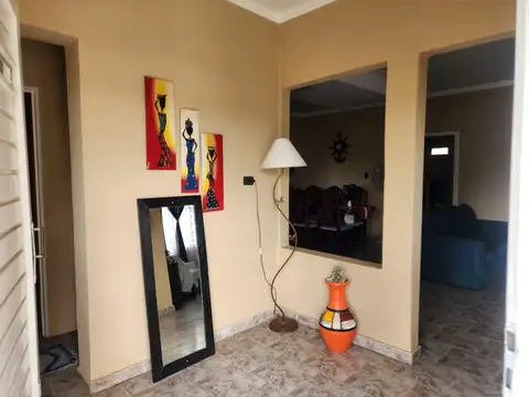 Casa a la venta en Villa Parque Siquiman. (C429)