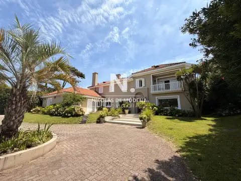 Casa 6 ambientes con 5 baños