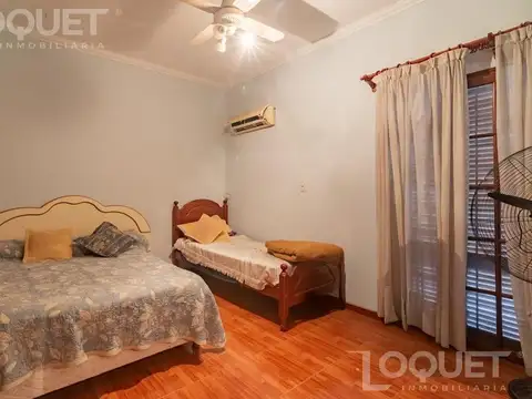 Casa al frente de 2 dormitorios c/cochera