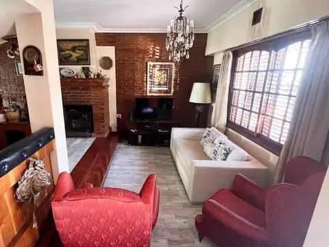 Casa 5 ambientes con 2 baños