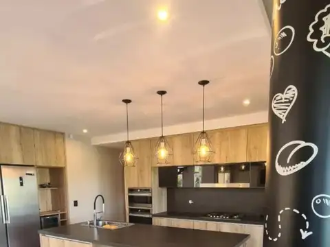 Casa en Venta con 4 cocheras