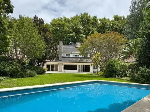 Venta casa en Acassuso con jardin/pileta/garage.