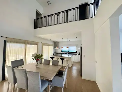 CASA EN VENTA 5 AMB LAGOS DE CANNING