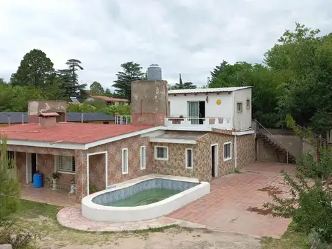 Casa en venta - 4 Dormitorios 4 Baños - Villa Carlos Paz