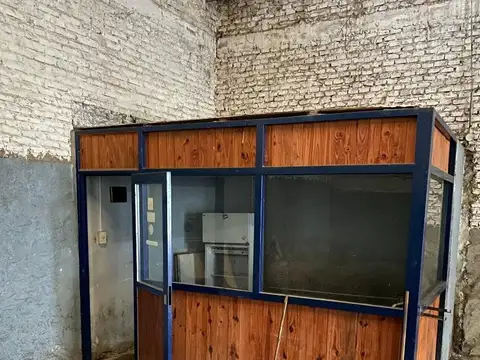 Galpon con amplio porton de ingreso a mts de Av Antartida 