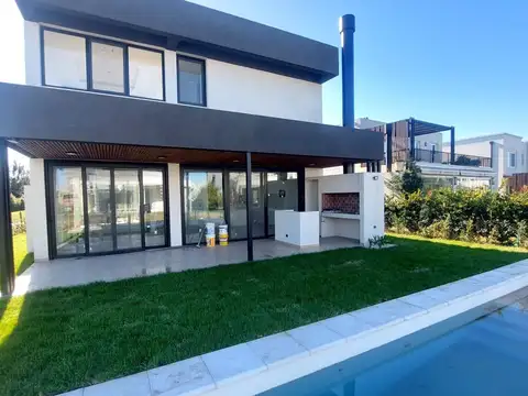 Casa 5 ambientes con 4 baños