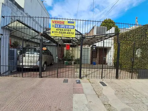 MONOAMBIENTE CON PATIO Y ESPACIO GUARDA COCHE SEMICUBIERTO