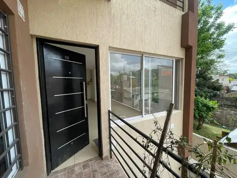 ALQUILER 2 AMBIENTES CON BALCÓN PRIMER PISO X ESCA