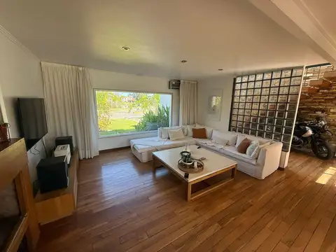 Casa en Alquiler con 2 cocheras