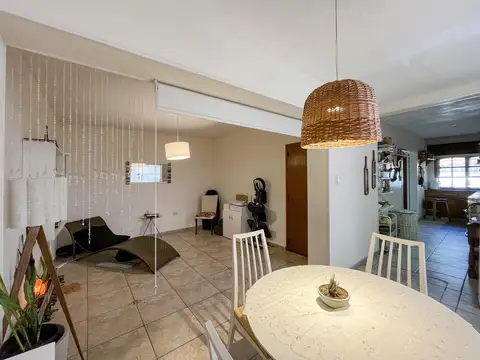 Casa de 2 dormitorios más local comercial