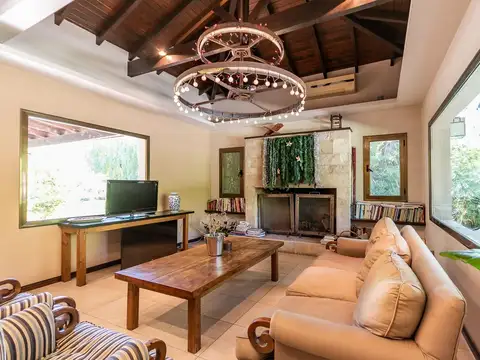 CASA 5 AMBIENTES VENTA BARRIO EL AROMO ESCOBAR