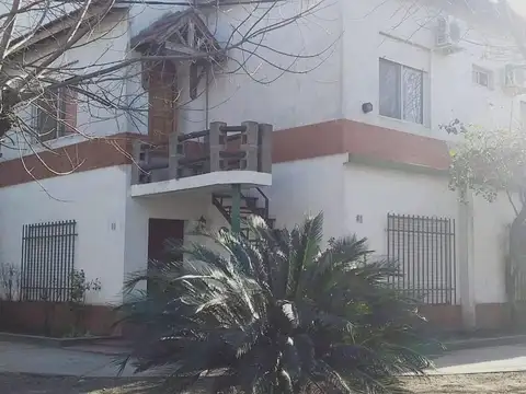 Casa en venta - 5 Dormitorios 3 Baños - La Matanza