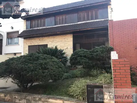 Chalet En Venta 4 Ambientes - Castelar, Moron