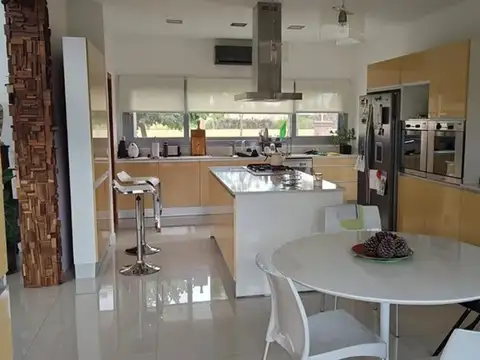 Casa 5 ambientes con 4 baños