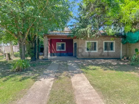 CASA EN VENTA 3 DORMITORIOS  General Rodriguez en doble lote patio Jardin