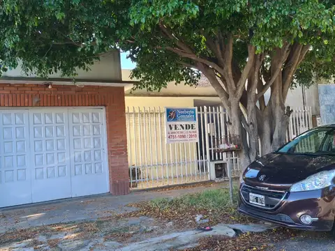 EN VENTA EN EL PALOMAR CASA AL FRENTE DE 3 AMBIENTES CON GARAGE, AMPLIO LOTE DE TERRENO - FICHA 5274