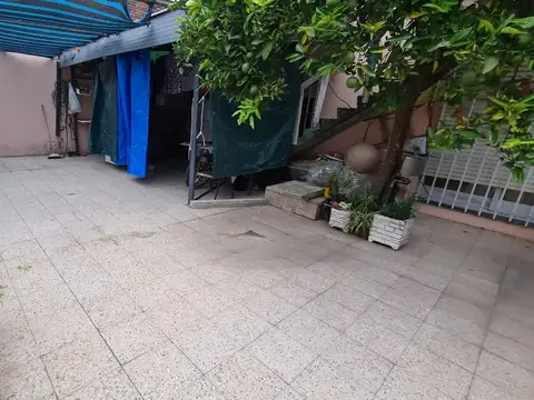 EN VENTA EN EL PALOMAR CASA AL FRENTE DE 3 AMBIENTES CON GARAGE, AMPLIO LOTE DE TERRENO - FICHA 5274