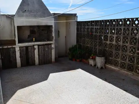 Oportunidad Casa y Galpon en esquina