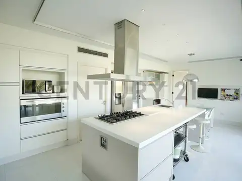 Casa en Venta con 4 cocheras