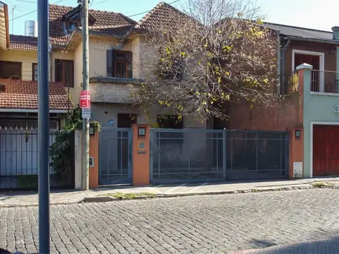 Casa 8 ambientes con 3 baños