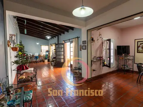 Casa en Venta con 2 cocheras