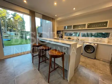 Casa 5 ambientes con 4 baños