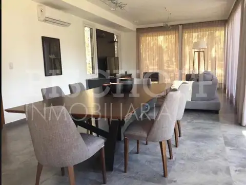 Casa 5 ambientes con 4 baños