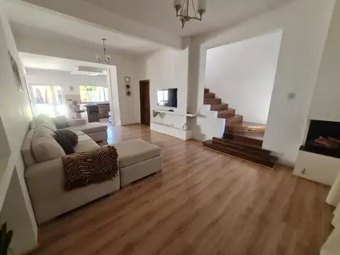 Casa 5 ambientes con 2 baños