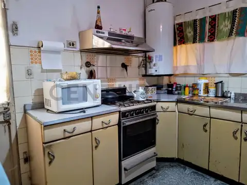 CASA AMERICANA 3 AMBIENTES CON GARAGE , JARDIN DELANTERO Y FONDO LIBRE!