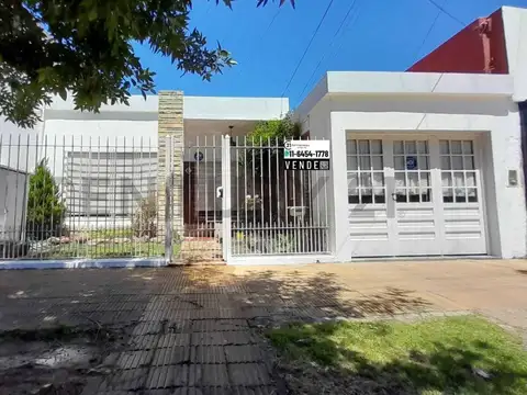 CASA AMERICANA 3 AMBIENTES CON GARAGE , JARDIN DELANTERO Y FONDO LIBRE!