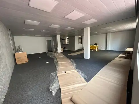 Excelente oficina en edificio CIBERT hecha a nuevo con terraza propia