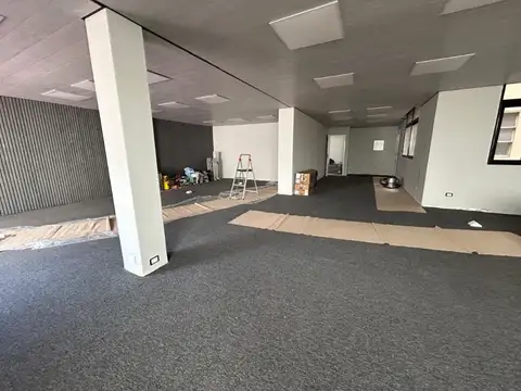 Excelente oficina en edificio CIBERT hecha a nuevo con terraza propia