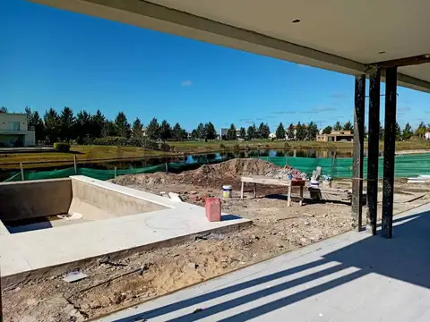 Casa moderna a la laguna en venta – Lote 420, Naudir Aguas Privadas