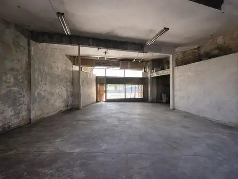 Local comercial 80 mt2 y 2 deptos s/ lote 8,66 x 59