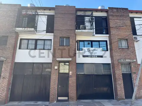 Venta Triplex 5 ambientes con doble cochera cubierta , escritorio y patio en el Barrio de Saavedra