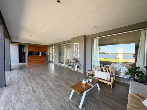 Casa 6 ambientes con 4 baños