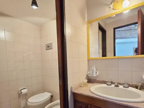 Venta casa 5 ambientes con cochera y jardín en Wilde