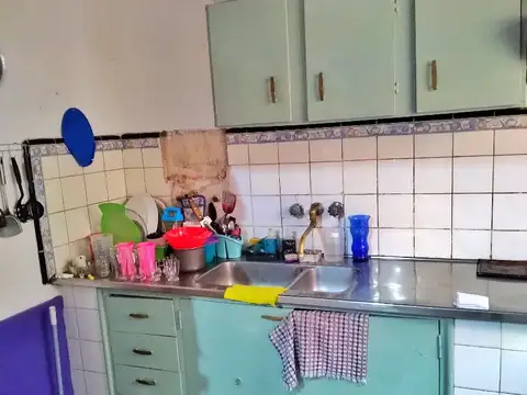 Casa 8 ambientes con 2 baños