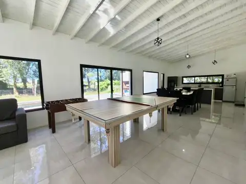 Casa en Alquiler con 4 cocheras