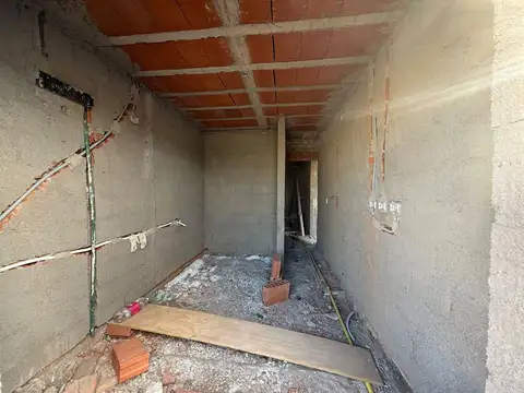 VENTA DUPLEX COLINAS DE MANANTIALES 3 DORMITORIOS.